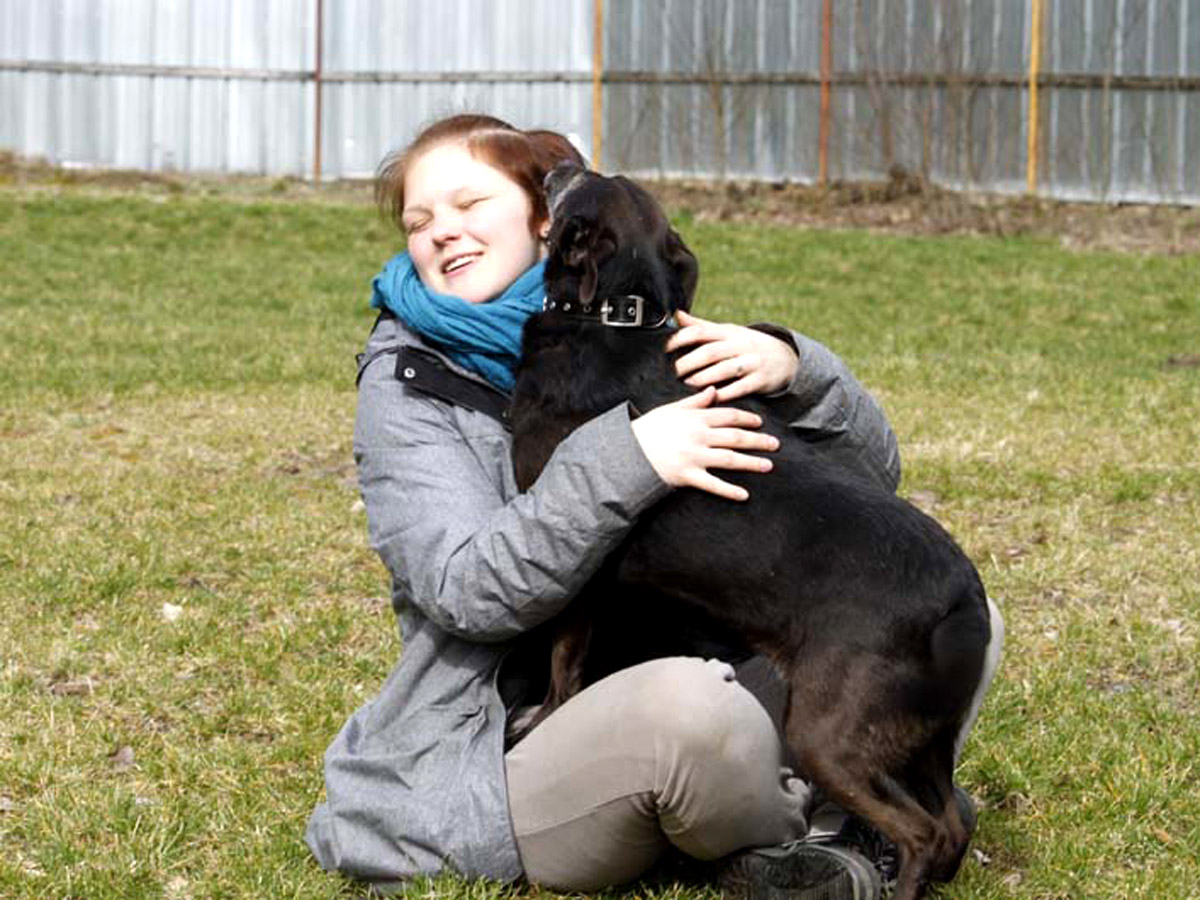 schwarzer-hund-Kathy-schmust-mit-frau Floras Auge ist nicht mehr zu retten