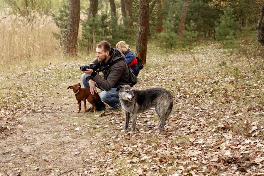 Hundewanderung-zwei-hunde-neben-mann-mit-kamera Tierheimhunde - lustige Truppe geht auf Wanderschaft