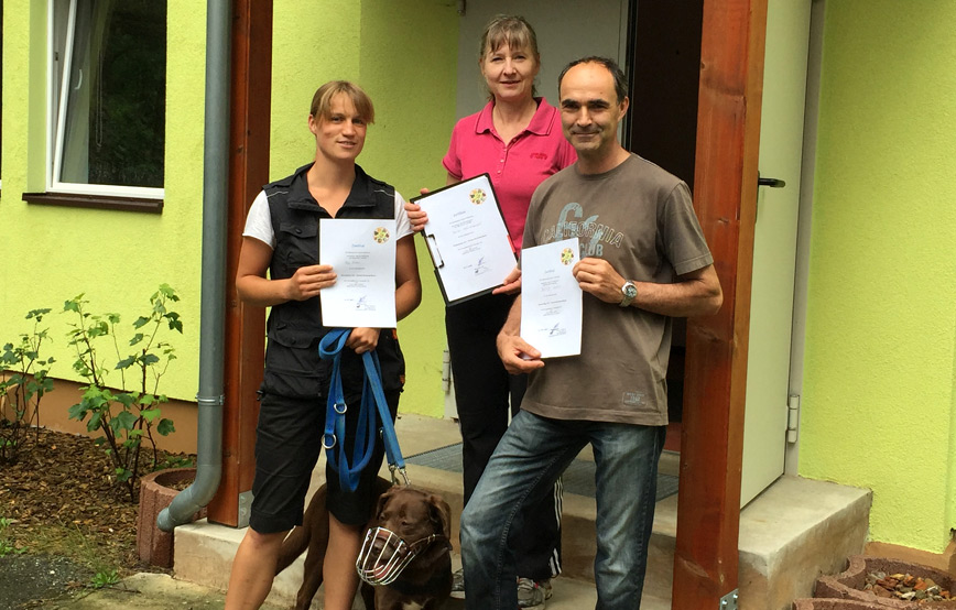 Sachkundeprüfung-bestanden-teilnehmer-mit-zertifikat-in-der-hand Gassigeher mit der Lizenz zum Führen von gefährlichen Hunden