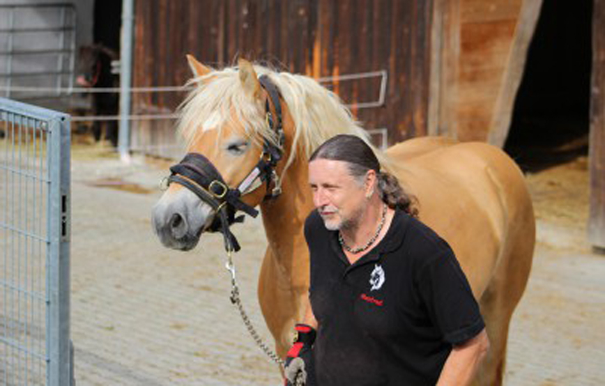 Pferd-mit-mann-vor-scheune Glücklich vermittelt - Tierschutzliga Dorf Neuhausen