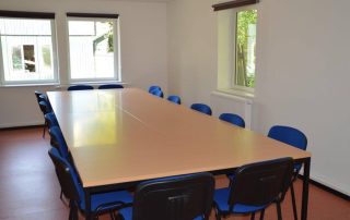 beitragsbild herbergsmutter schulungsraum tisch stühle tierschutzliga dorf