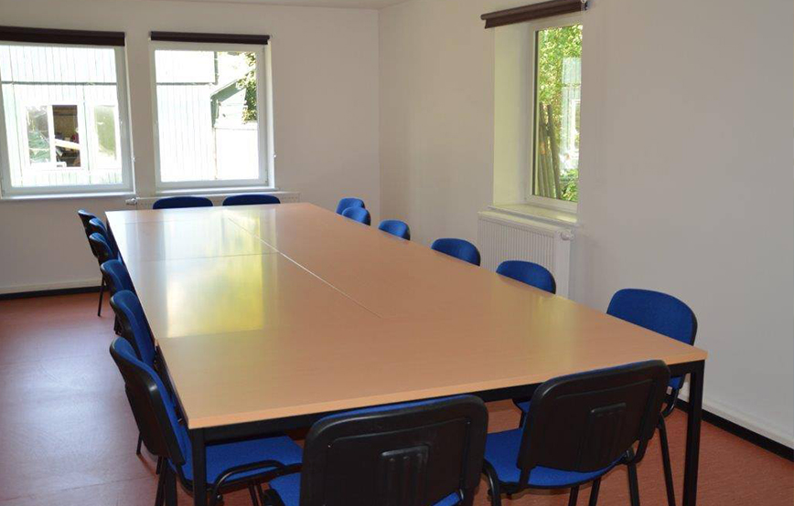 beitragsbild herbergsmutter schulungsraum tisch stühle tierschutzliga dorf