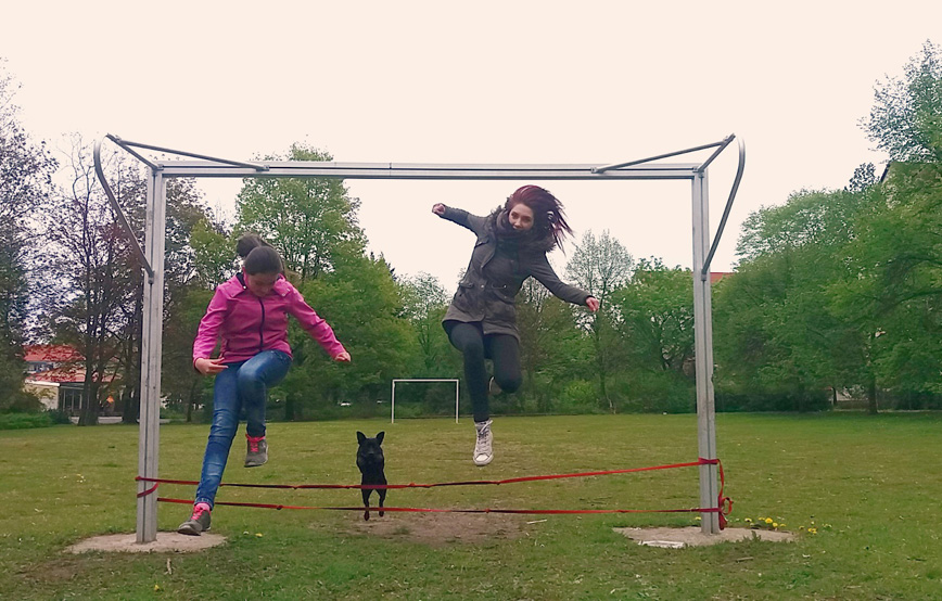 Hund-lucy-springt-mit-zwei-frauen-über-ein-seil Lucy - ich habe so schöne Sachen erlebt