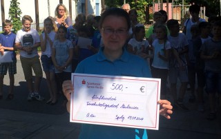 Spendenschwimmen-Tierheimleitung-mit-scheck-in-der-hand-320x202 Spendenaktion in Cottbus mit Straßenmusik