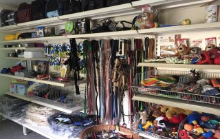 Tierschutzshop regal mit leinen hundezubehör