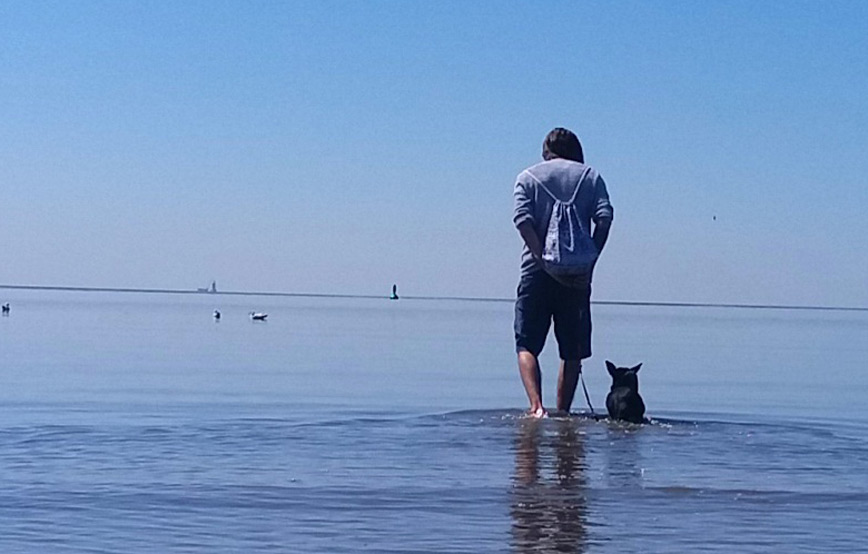 hund-lucy-im-wasser-mit-mann Lucy - ich habe so schöne Sachen erlebt