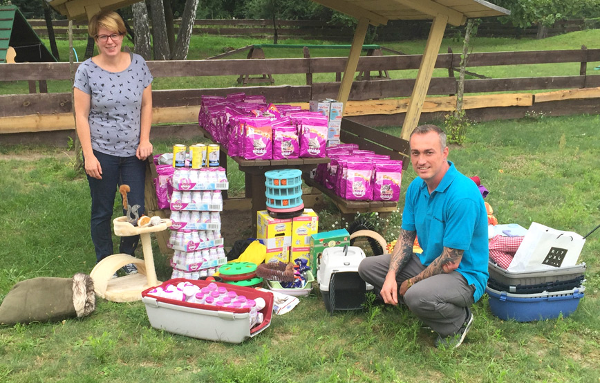 Referentin und Tierschutzliga mit futterspenden für Tierschutzliga dorf