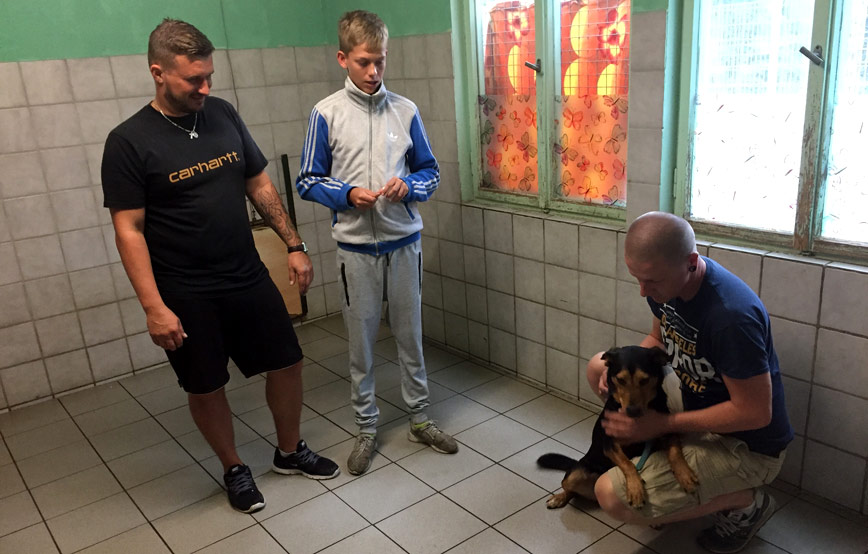 drei-leute-mit-hund-im-raum Jugendliche zeigten tollen Einsatz im Tierschutzliga-Dorf