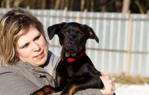 hund Bonny bei frau auf dem arm