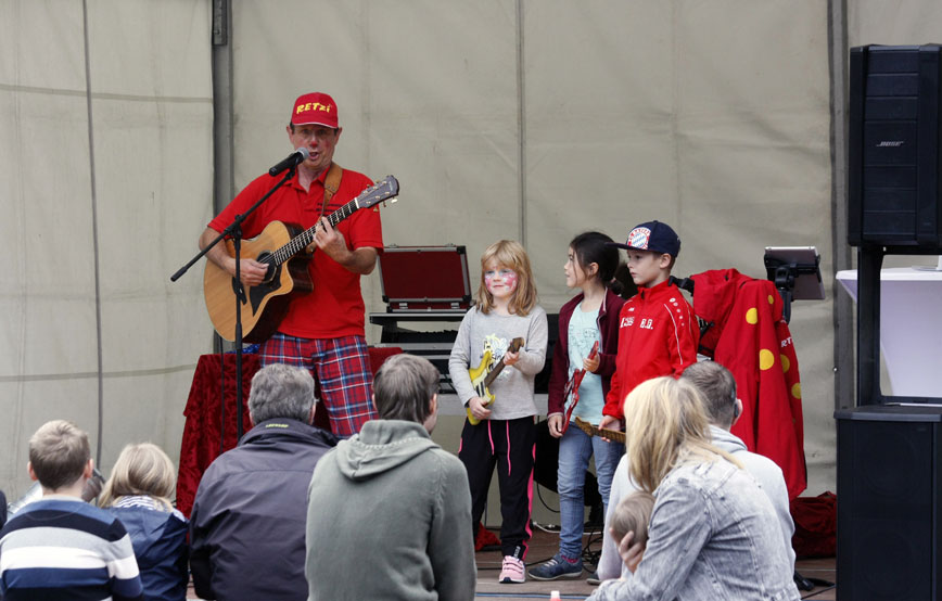Clown-retzi-mit-gitarre Ehrenamt - Unterstützung bei Tierheimveranstaltungen