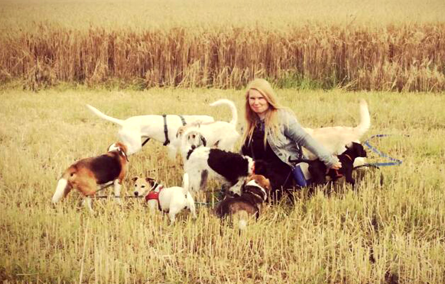 Frau-mit-hunden-auf-dem-feld Neuigkeiten vom kleinen Henry