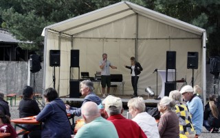 besucher-schauen-den-künstlern-zu-320x202 Spendenaktion in Cottbus mit Straßenmusik