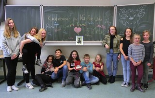 Gruppenfoto-von-Schulklasse-vor-der-tafel-320x202 Spendenaktion in Cottbus mit Straßenmusik