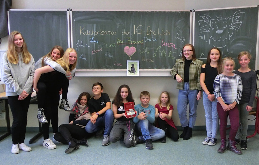 Gruppenfoto-von-Schulklasse-vor-der-tafel Weihnachtspate werden und unseren Tierheimen helfen