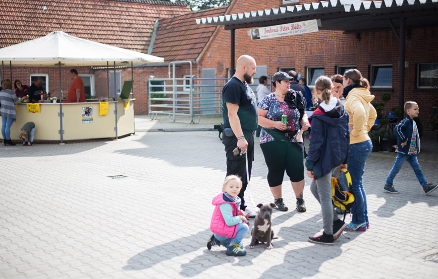 Tierheimfest-Wardenburg-besucher-mit-hund Tierheimfest 2017 auf dem Tierschutzhof Wardenburg