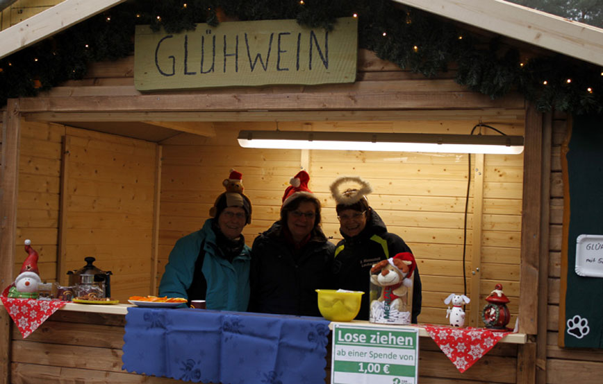 Tierweihnacht-drei-frauen-im-Glühweinstand-holzhütte Ein ganzes Dorf in Weihnachtsstimmung