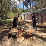 Frühjahrsputz-hackschnitzel-werden-in-eine-schubkarre-geschippt-150x150 Frühjahrsputz im Tierschutzliga-Dorf