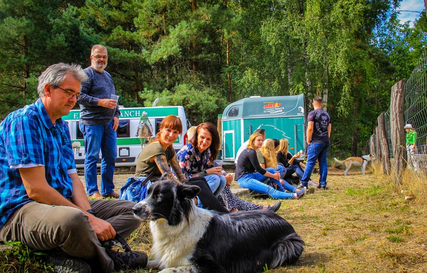 Besucher-sitzen-tierheimfest-2018 Sommer, Sonne, Tierheimfest