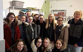 schueleraktion3 Die Klasse 9e der Realschule Freyung unterstützt das Tierheim Wollaberg