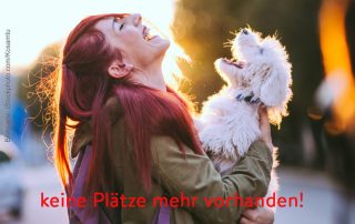 frau lacht mit Hund Kosamtu keine plätze mehr vorhanden