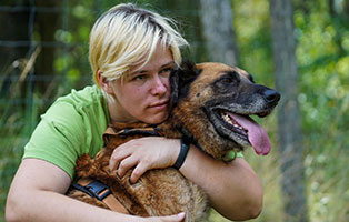 hund-ludwig-misshandelt-pflegerin Schwer misshandelter Hund aus Polen beißt sich die Rute kaputt
