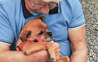 Jahresbericht-2021-pfleger-hund Leckerlies für die Rentner in Unterheinsdorf