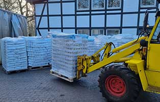 futter-fuer-ungarn-geliefert-stapler TIERSCHUTZLIGA-Winter-Weihnachts-Projekt - Futter für rumänische Straßentiere